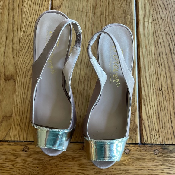 Nude Heels with Gold Strap - Picture 3 of 5